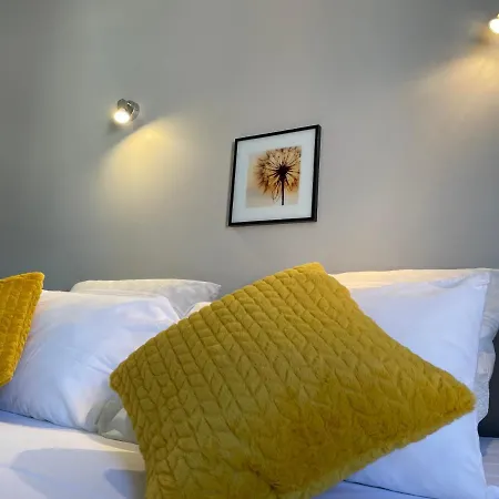 Logis Castel De Mirambel 3* ルルド