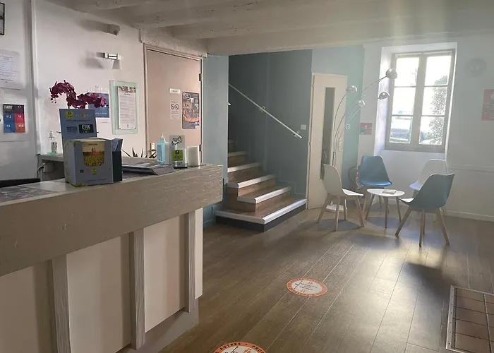 Logis Castel De Mirambel Hotell