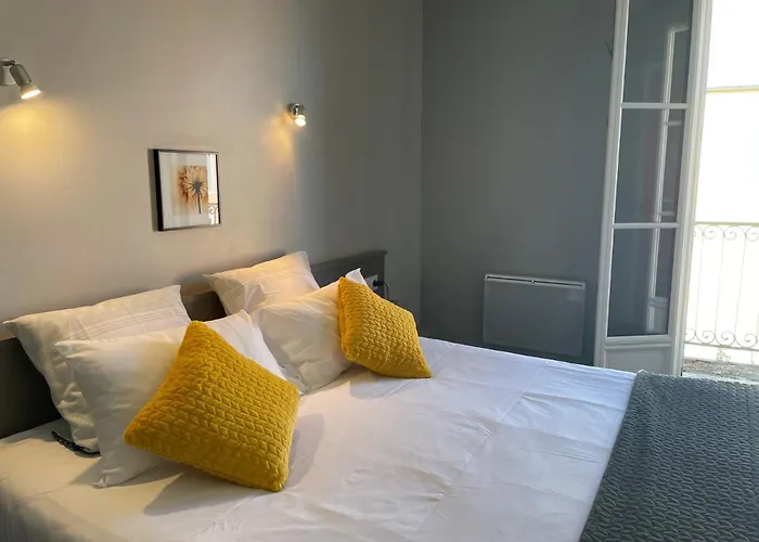 Logis Castel De Mirambel Hotell 3*