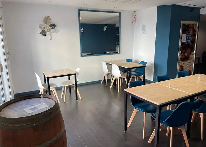 Logis Castel De Mirambel 酒店