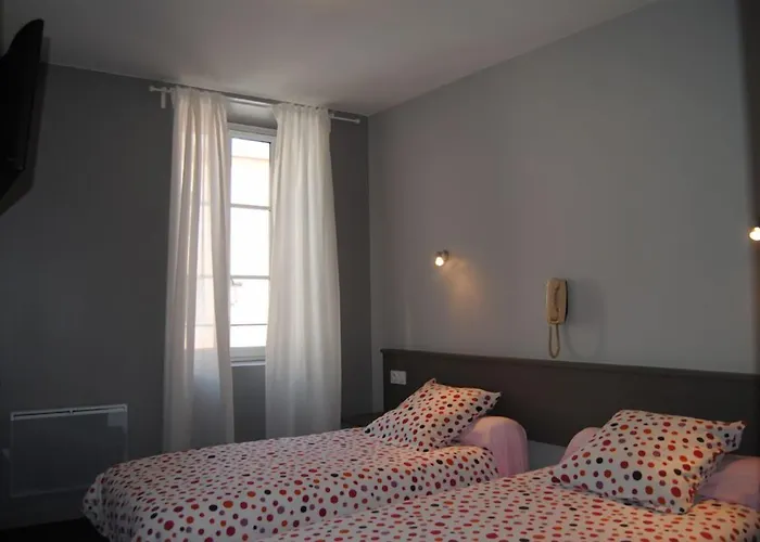 Logis Castel De Mirambel Hotell