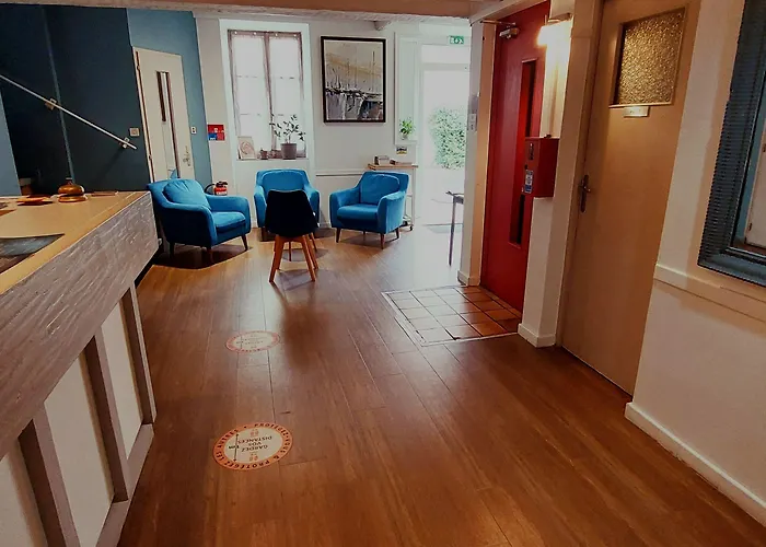 Logis Castel De Mirambel 3*