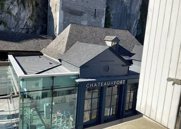 Logis Castel De Mirambel 3*