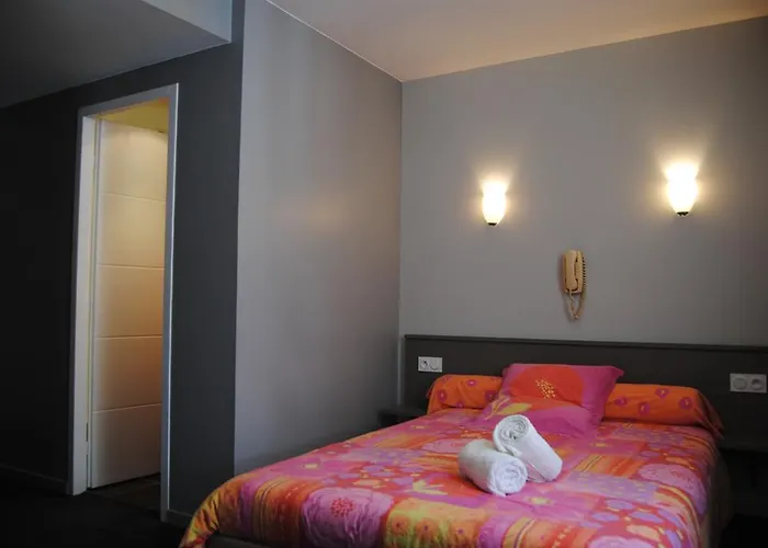 Hotell Logis Castel De Mirambel Lourdes