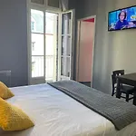 Logis Castel De Mirambel Hotel