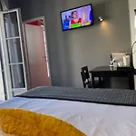 Hotel Logis Castel De Mirambel