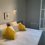 Logis Castel De Mirambel Hotel 3*