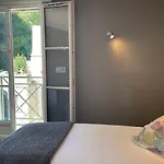 Logis Castel De Mirambel Hotel