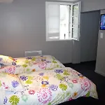 Hotel Logis Castel De Mirambel