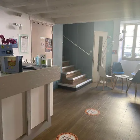 Logis Castel De Mirambel 酒店