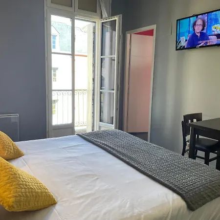 Logis Castel De Mirambel Hotel