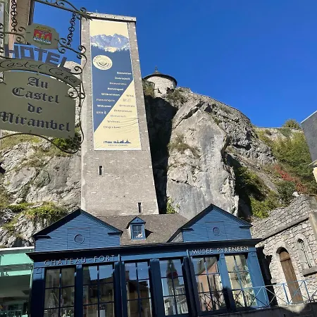 Logis Castel De Mirambel 3*