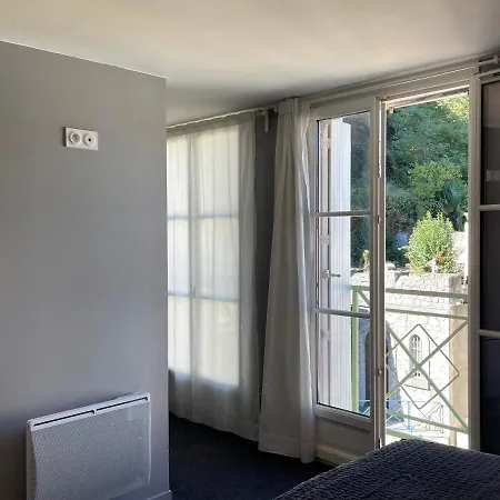 Logis Castel De Mirambel 3*