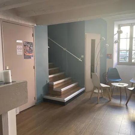 Logis Castel De Mirambel 卢德