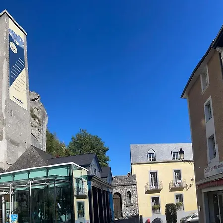 Logis Castel De Mirambel 3*