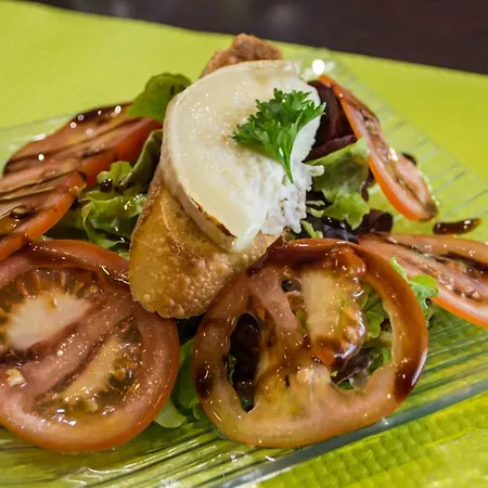 Logis Castel De Mirambel מלון