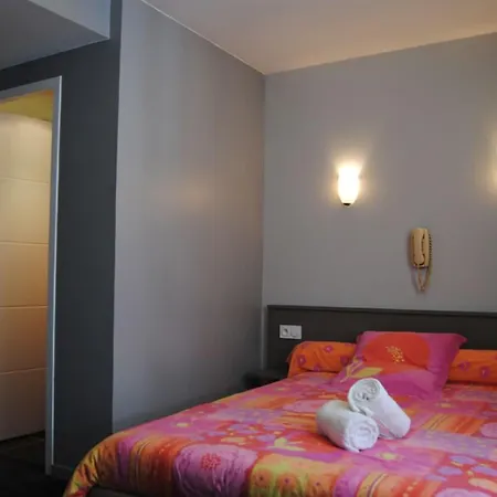 Logis Castel De Mirambel 3* לורדה