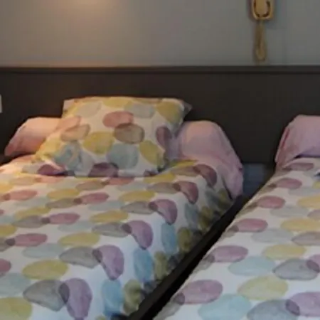 Logis Castel De Mirambel לורדה