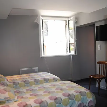 Logis Castel De Mirambel מלון 3*