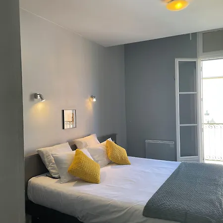 Logis Castel De Mirambel 3*