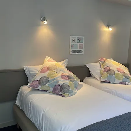 Hotel Logis Castel De Mirambel 3*