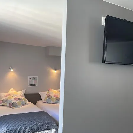 Logis Castel De Mirambel 3*