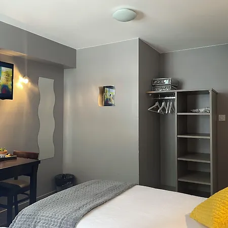 מלון Logis Castel De Mirambel לורדה