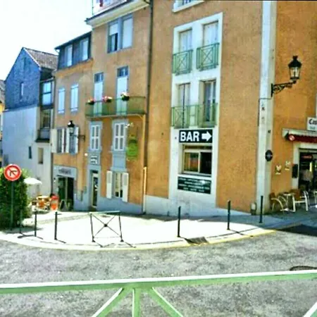 Logis Castel De Mirambel 3*