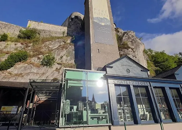 Hotel Logis Castel De Mirambel 3*