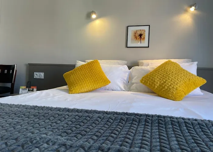 Hotel Logis Castel De Mirambel 3*