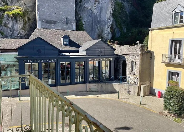 Logis Castel De Mirambel Hotel 3*