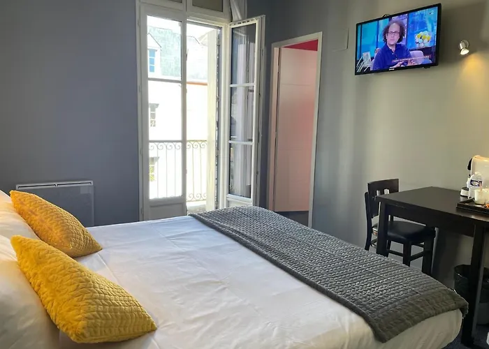 Logis Castel De Mirambel Hotel