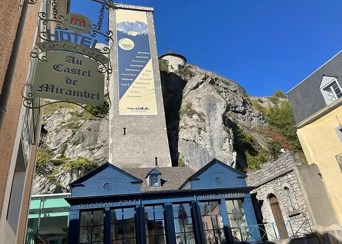 Logis Castel De Mirambel 3*