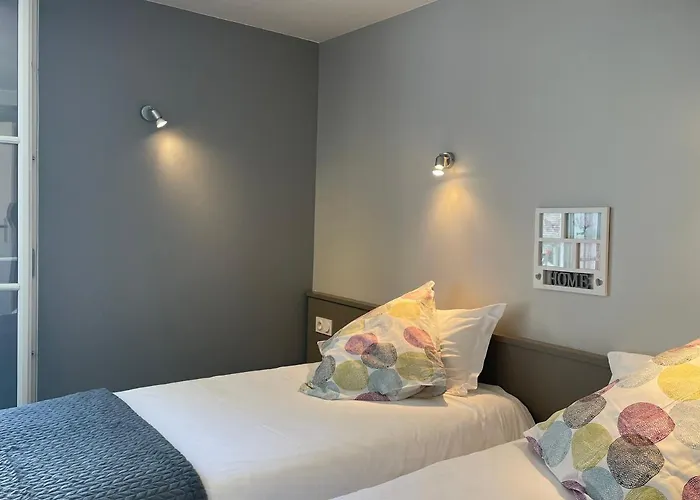 Logis Castel De Mirambel Hotel