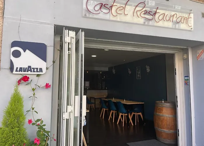 Hotel Logis Castel De Mirambel