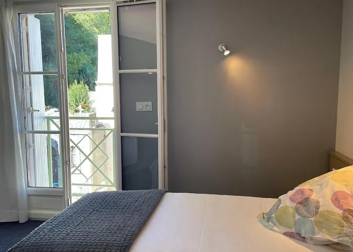 Logis Castel De Mirambel Hotel