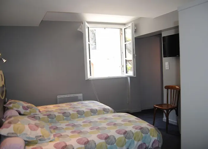 Logis Castel De Mirambel Hotel 3*