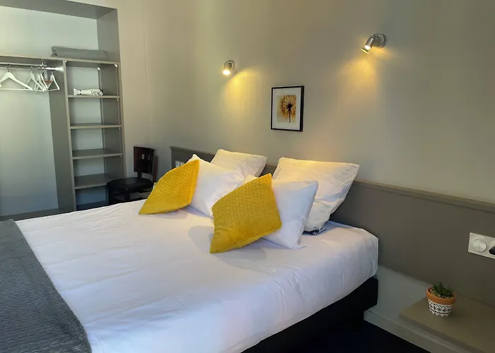 Hotel Logis Castel De Mirambel Lourdes