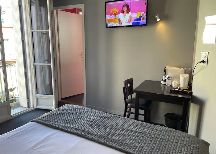 Logis Castel De Mirambel 3*