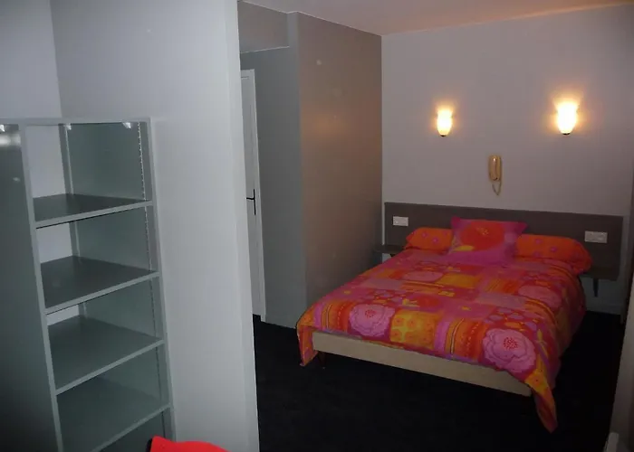 Logis Castel De Mirambel