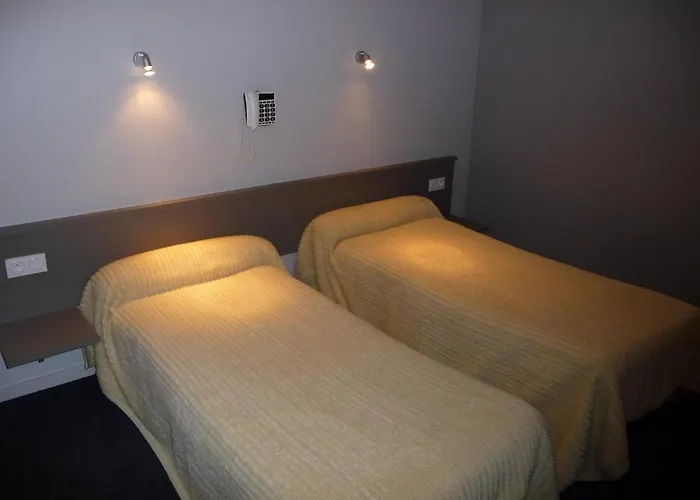 Logis Castel De Mirambel 3* Lurdy