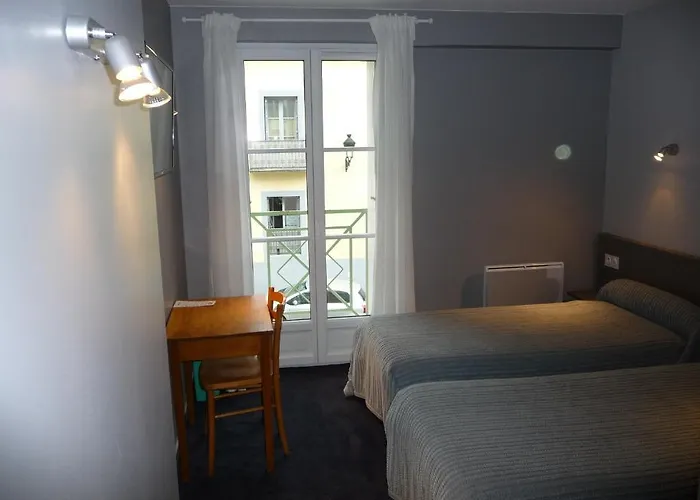 Hotel Logis Castel De Mirambel