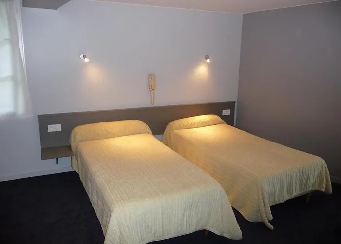 Logis Castel De Mirambel 3* Lurdy