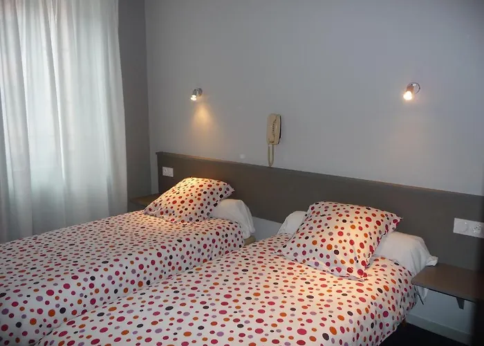 Logis Castel De Mirambel 3* Лурд