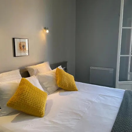 Logis Castel De Mirambel Hotel 3*