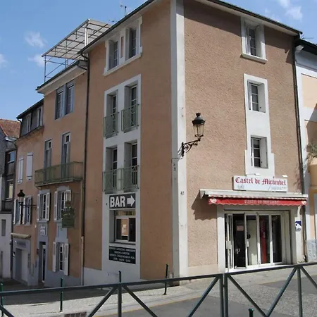 Logis Castel De Mirambel 3*