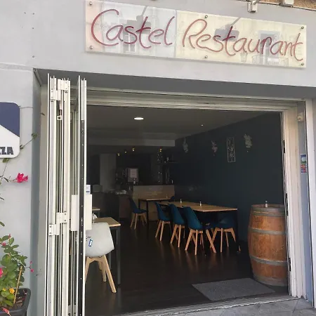 Logis Castel De Mirambel מלון 3*