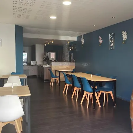 Logis Castel De Mirambel מלון 3*
