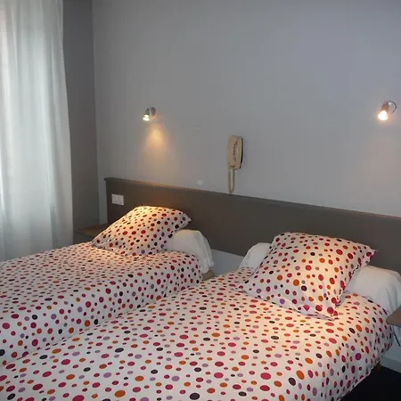 Logis Castel De Mirambel 3* לורדה
