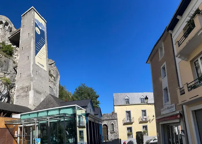 Logis Castel De Mirambel 3*